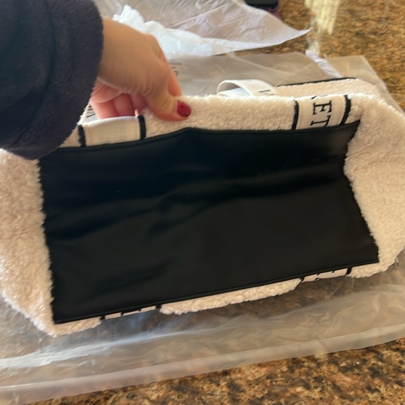 NWT Victoria Secret Sherpa Bag - Picture 5 of 9